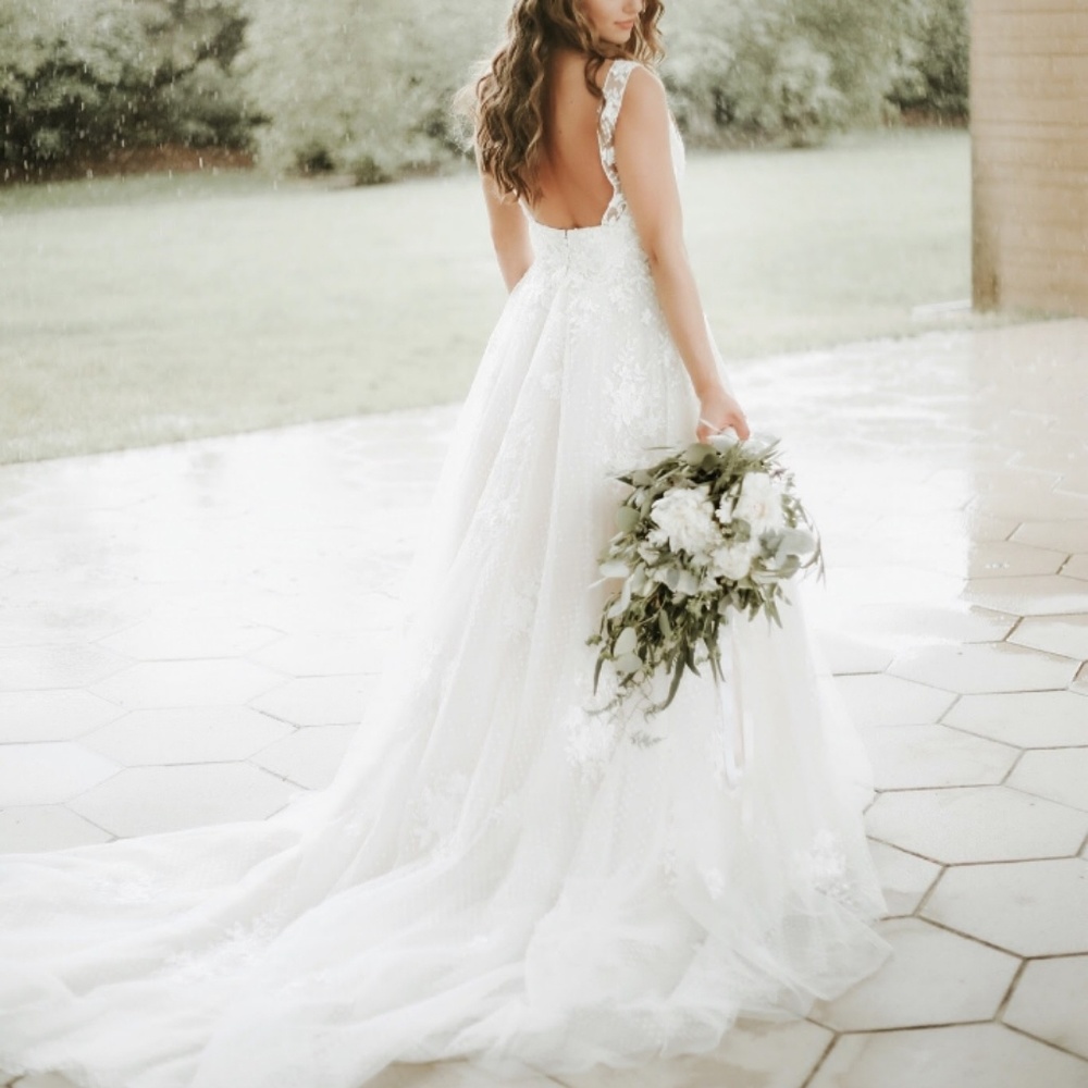 Beautiful wedding dress long train